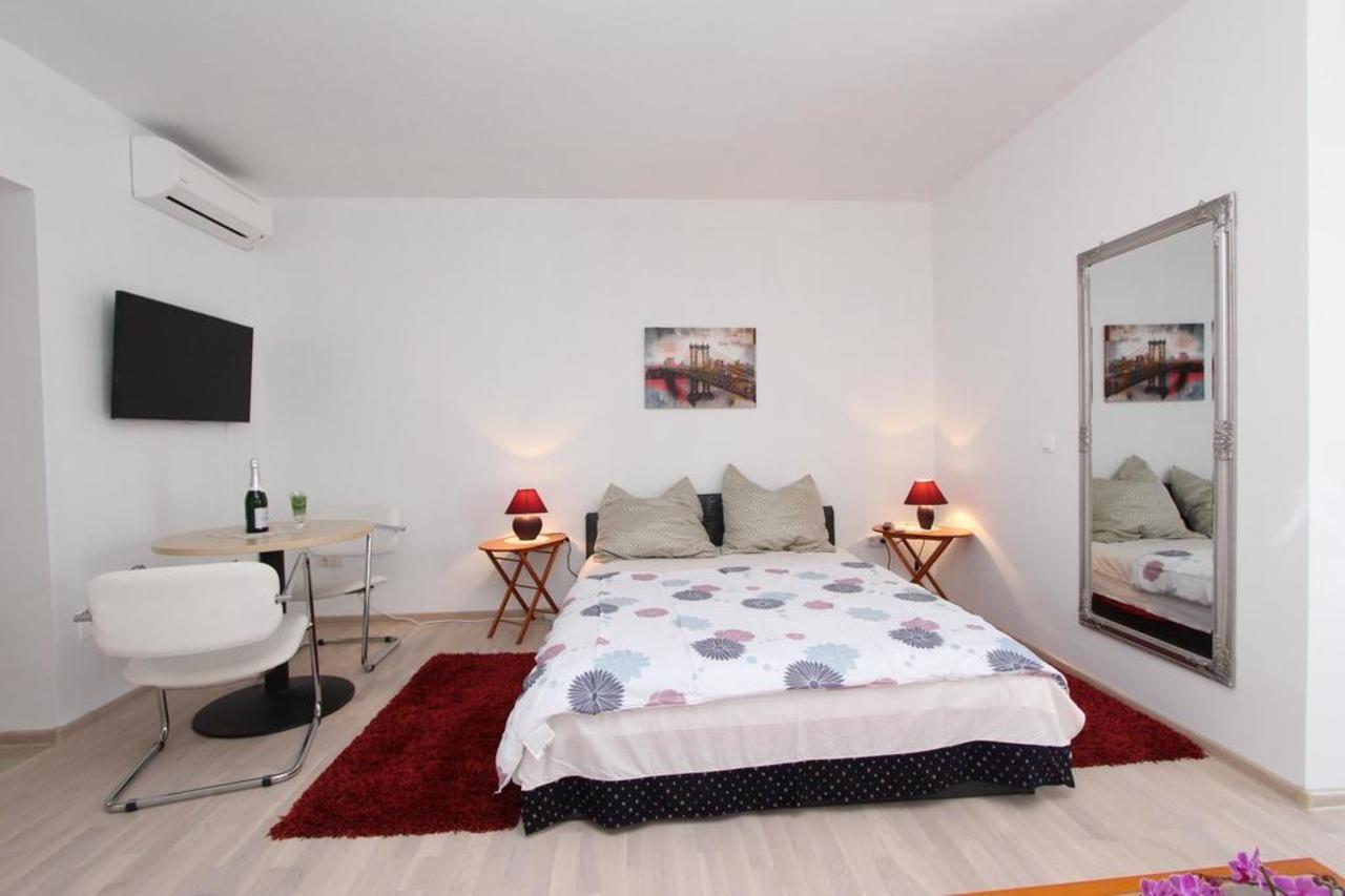 Rooms And Apartments Sally Rovinj Bagian luar foto