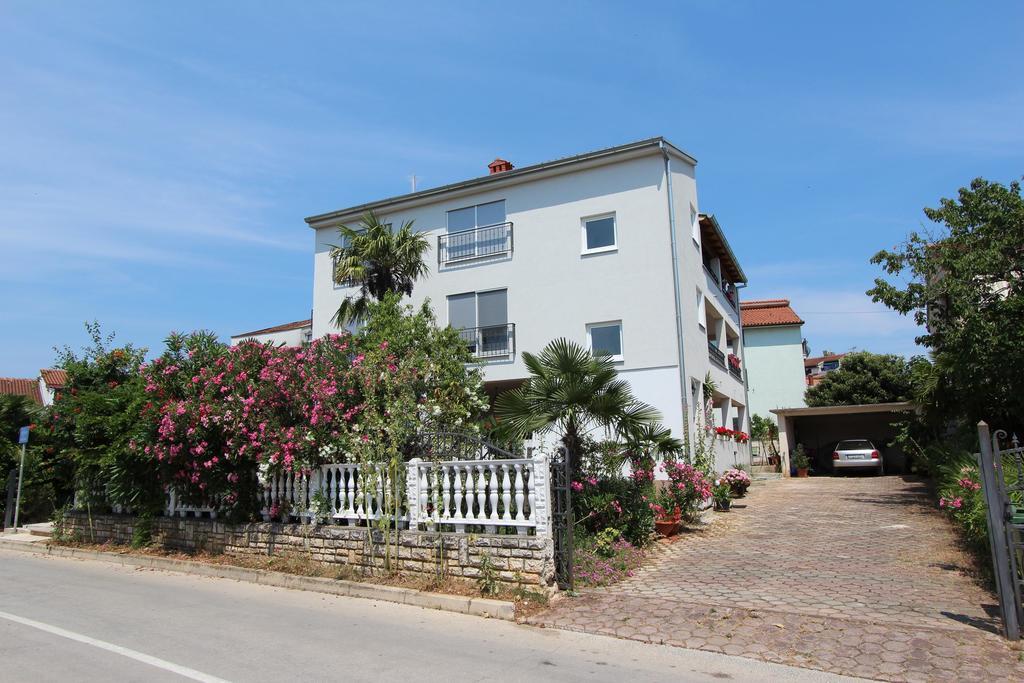 Rooms And Apartments Sally Rovinj Bagian luar foto
