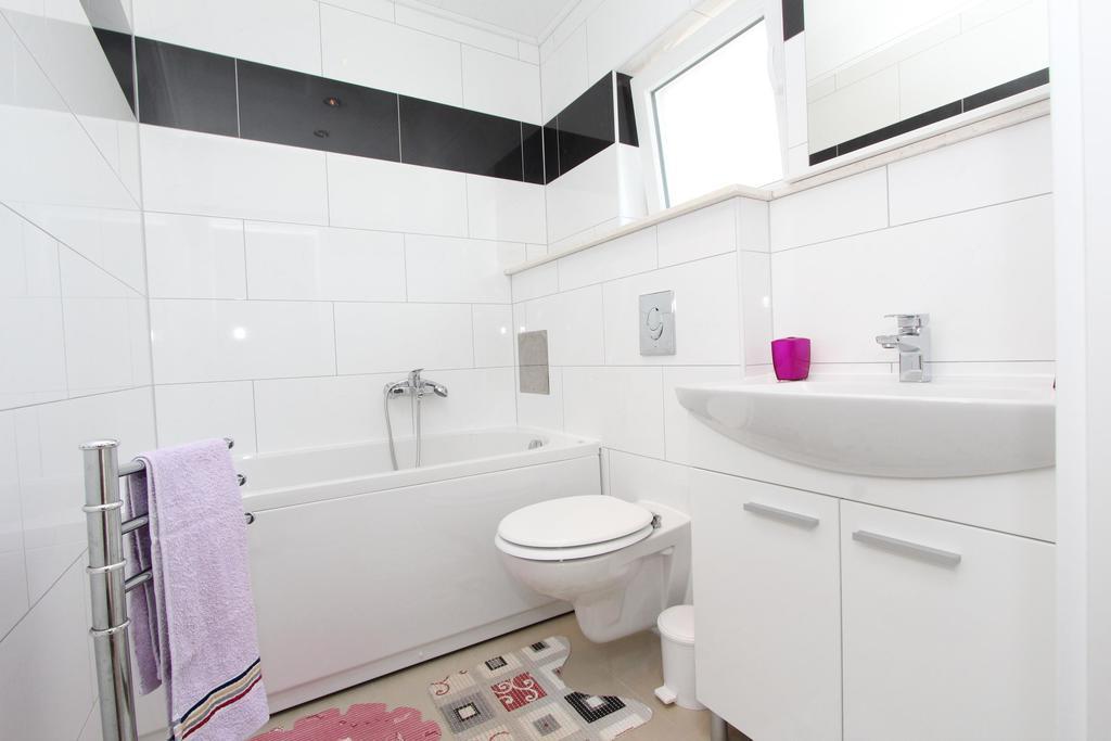 Rooms And Apartments Sally Rovinj Bagian luar foto