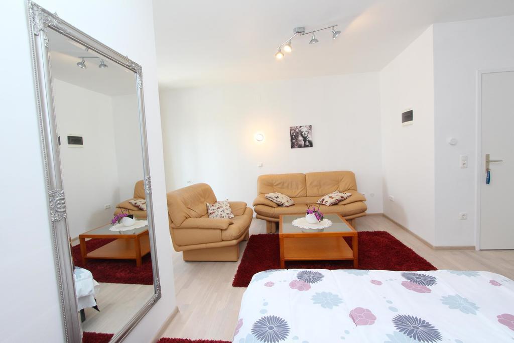 Rooms And Apartments Sally Rovinj Bagian luar foto