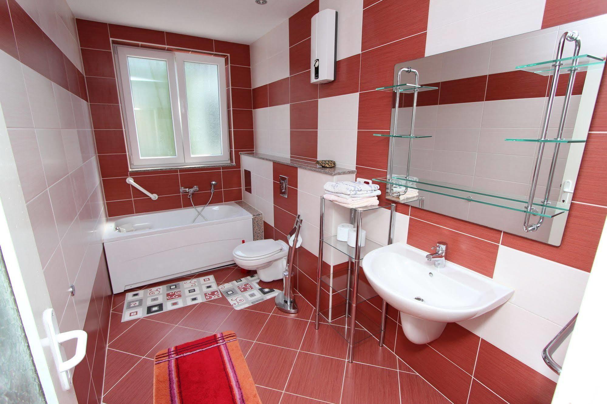 Rooms And Apartments Sally Rovinj Bagian luar foto